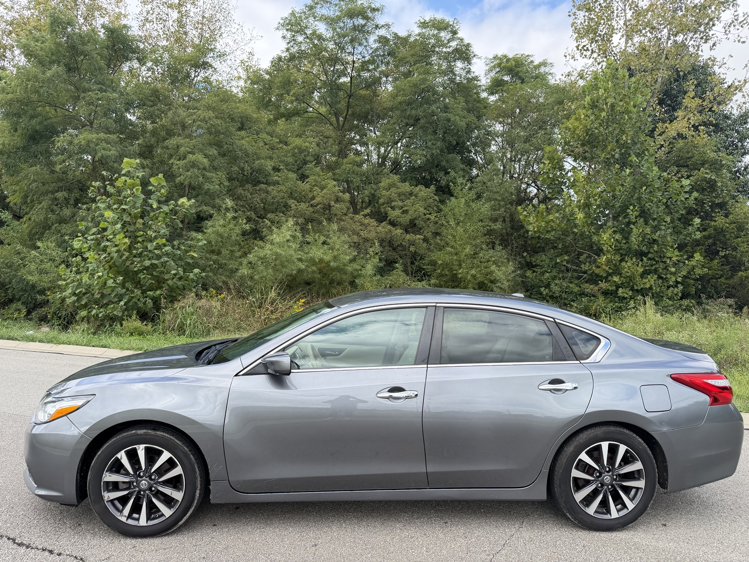 Driver side profile of the gray 2017 Nissan Altima